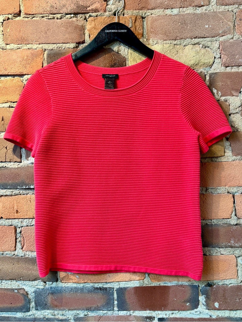 Ann Taylor Fushia Ribbed Knit Top with Short Sleeves & Round Neck. Size: Medium